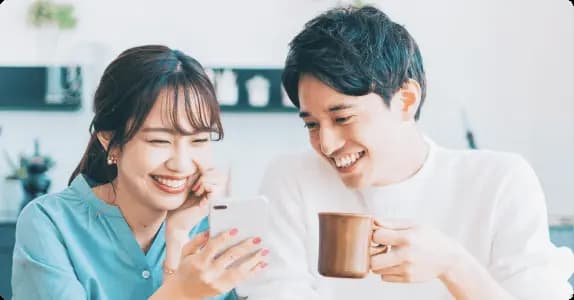 男女が笑っている画像