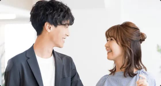 男女が笑っている画像